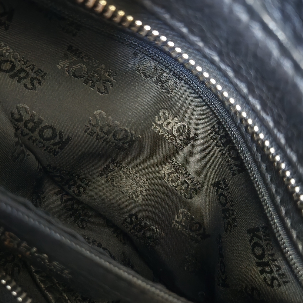 Michael Kors Black and Tan Shoulder Bag with Classic Design - Picture 11 of 12